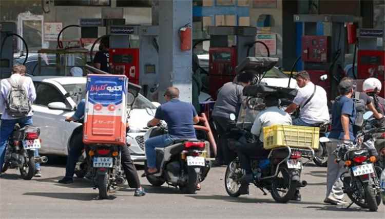 طوابير البنزين تخنق طهران.. الحصار الأمريكي يضرب شريان اقتصاد إيران