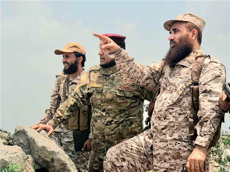 قائد المنطقة العسكرية الرابعة يتفقد الخطوط الأمامية لجبهة تعز ويشدد على رفع الجاهزية والانضباط