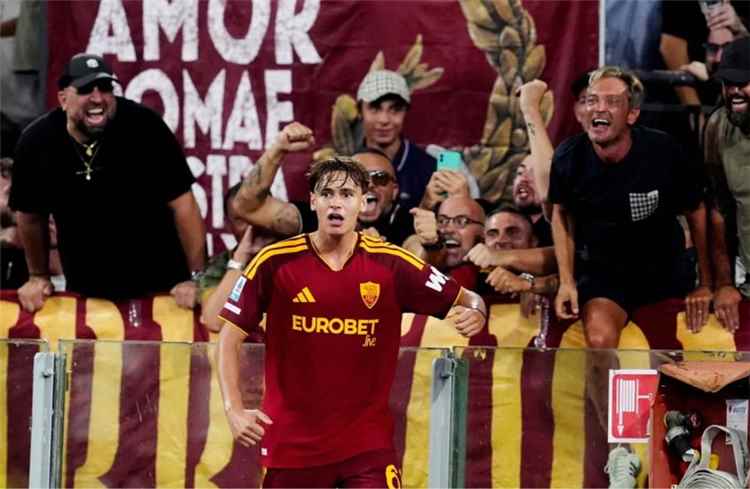 روما يكتسح فيورنتينا برباعية في الدوري الإيطالي