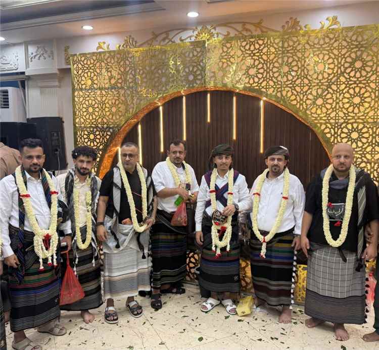 العمُري والكلدي يهنئان آل العبادي بزواج نجلهم عبدالرحمن