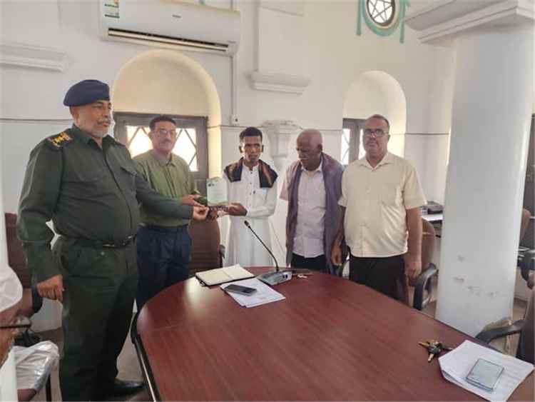 مدير عام تريم يكرّم ممثل الجهاز المركزي للرقابة والمحاسبة لحصوله على المركز الثالث عربياً والأول يمنياً في البحث العلمي