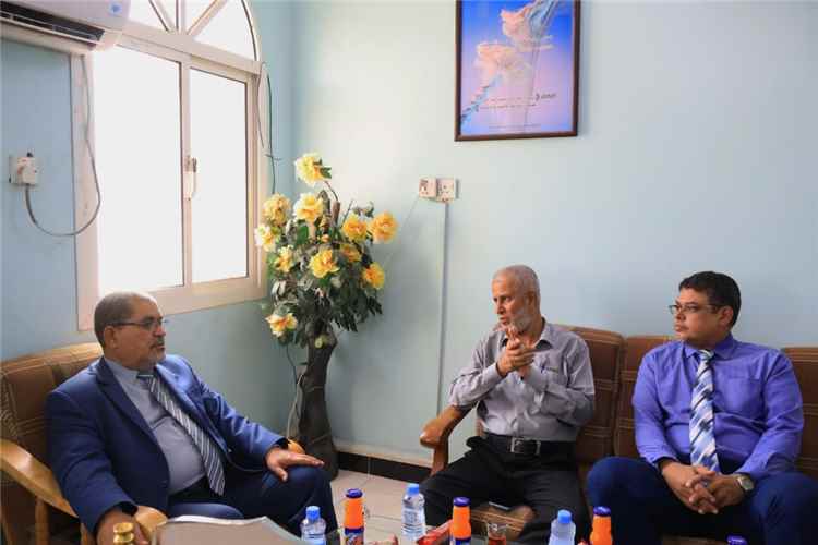 رئيس جامعة حضرموت يتفقد المستشفى الجامعي لطب النساء والولادة والأطفال