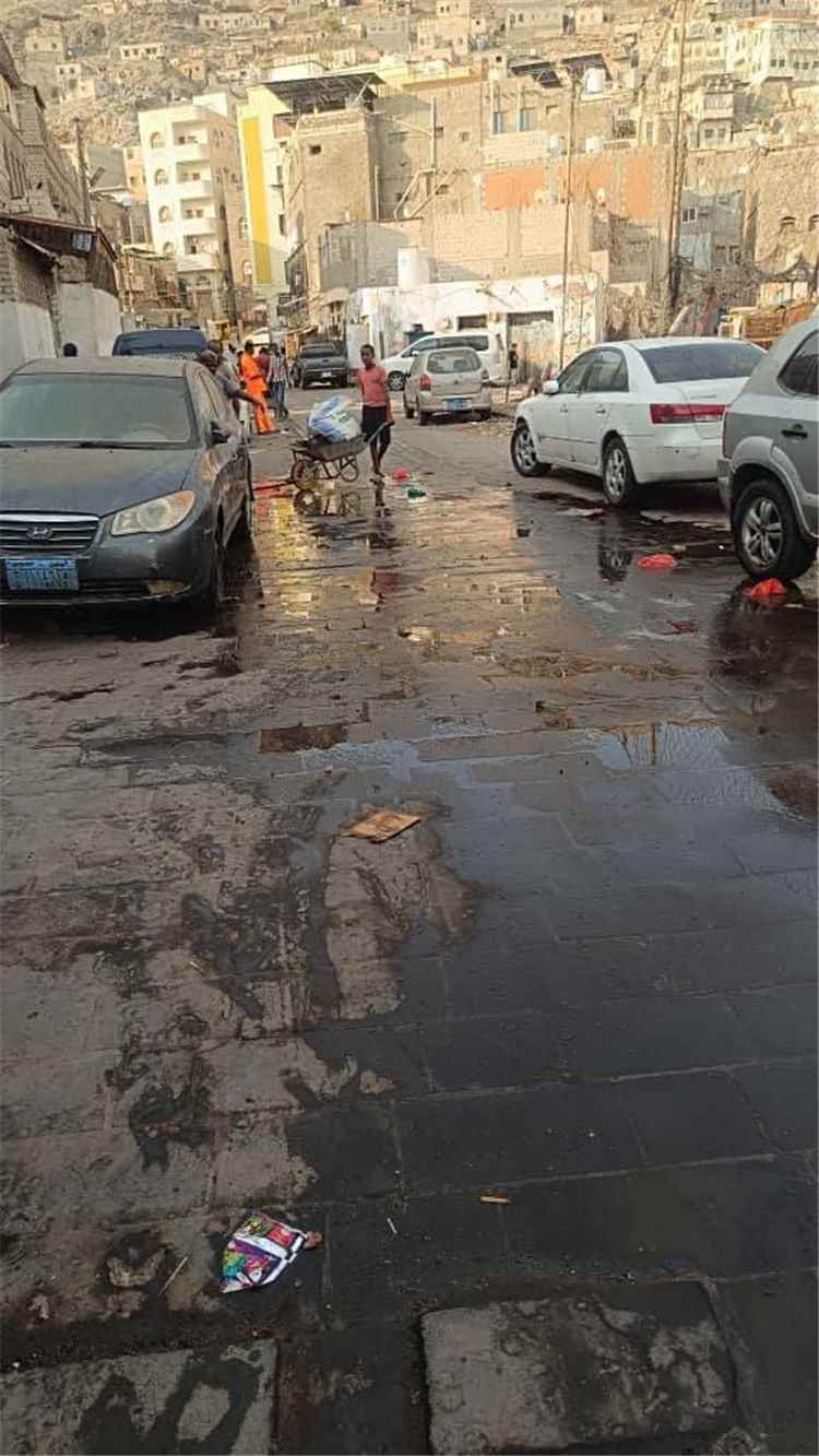 جهود مكثفة لتحسين الخدمات.. السلطة المحلية بالتواهي تواصل استهداف بؤر انسداد الصرف الصحي في عدة أحياء