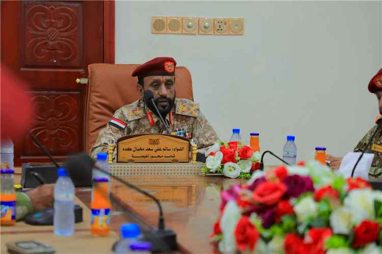 اللواء سالم كدة يوجّه برفع الجاهزية القتالية خلال اجتماع لقيادات محور الغيضة