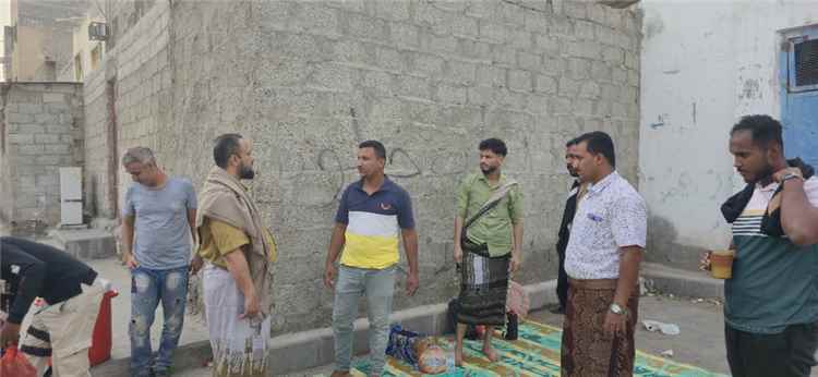 مدير عام مديرية المنصورة يزور أسرة الشهيد الغريق البطل محسن الريس ويقدم واجب العزاء