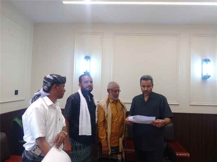 محافظ لحج يبحث مع مدير عام الملاح احتياجات المديرية ويعد بمتابعة تنفيذ المشاريع
