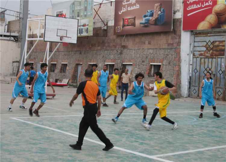 السهام يهزم الصقر ويواصل الصدارة في بطولة تعز لكرة السلة