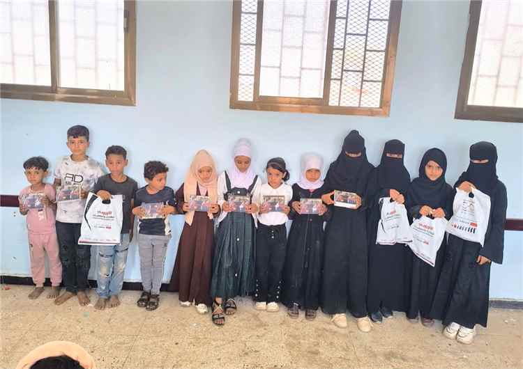 استكمالا لمشروع المسح الطبي.. توزيع السماعات الطبية لطلاب ردفان المحتاجين