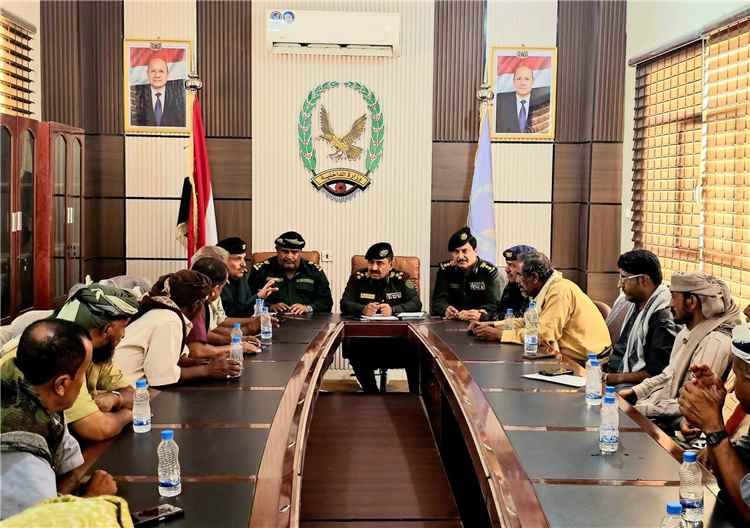 مدير عام شرطة شبوة يلتقي عقال الحارات بمدينة عتق ويشدد على تعزيز التعاون الأمني للحد من الجريمة .