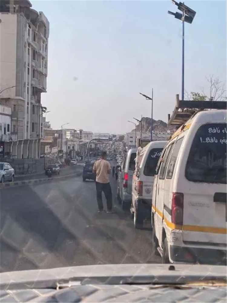 مخالفات باهظة وحجز مصدر الرزق.. سائقو «باصات الدباب» في عدن يطلقون مناشدة عاجلة
