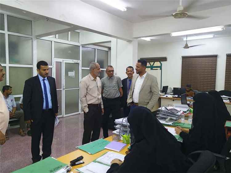 رئيس المؤسسة العامة للتأمينات يتفقد سير العمل في فرع عدن