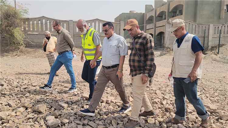 "الداؤودي" و"باخبيرة" يطلعان على المساحة المخصصة لإنشاء محطة لتحلية مياه البحر بعدن