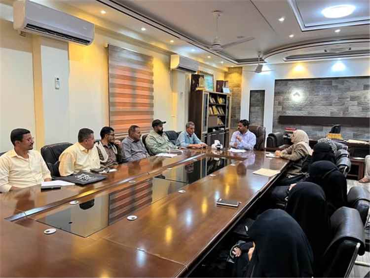 مدير عام مديرية الشيخ عثمان يجتمع بمديري المدارس الخاصة ويحثهم على الالتزام بالرسوم الدراسية المحددة