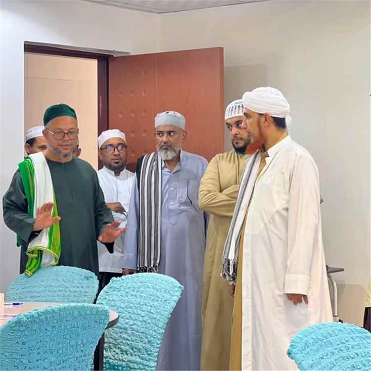 ضمن برنامجه الدعوي في حضرموت.. الشيخ رضوان الدثني يزور مؤسسة حياة وأكاديمية الذكاء الاصطناعي بسيؤون