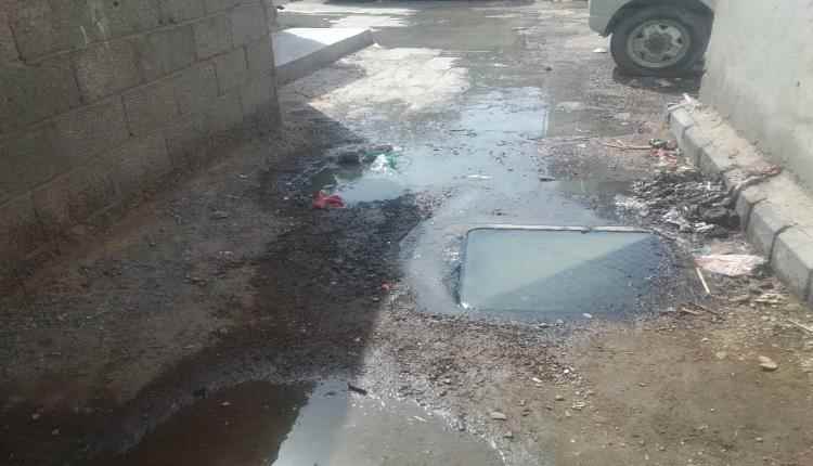 مياه الصرف الصحي تغمر حي ملقاط بعدن والأهالي يناشدون
