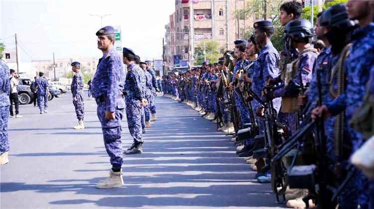 مدير عام الشرطة يواصل تفقد الوحدات والإدارات الأمنية ويوجه برفع التأهب للدرجة القصوى