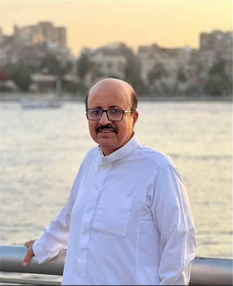 الخنبشي يعزّي في وفاة الأديب والمثقف رياض عوض باشراحيل