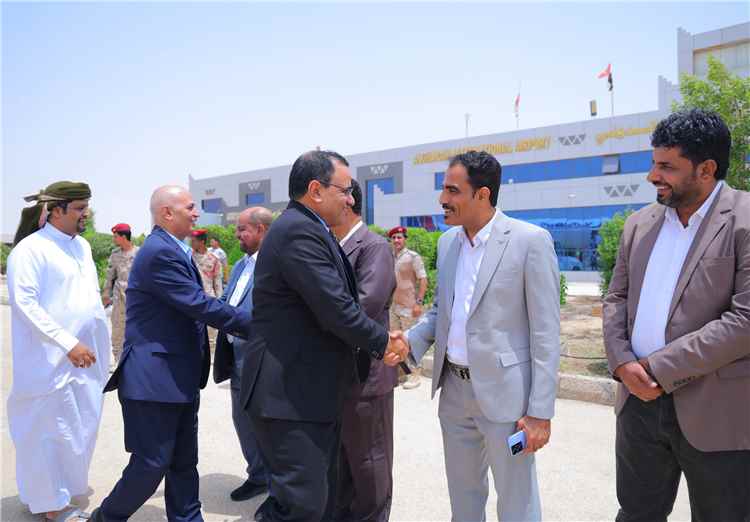 الامين العام للمجلس المحلي ومدير مطار الغيضة يستقبلان وزيرا الزراعة والمياه في المهرة