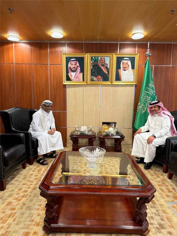 لقاء إيجابي في الرياض يجمع السفير السعودي محمد آل جابر بالوزير السابق أحمد الميسري ويبحث ترتيبات الحوار الجنوبي
