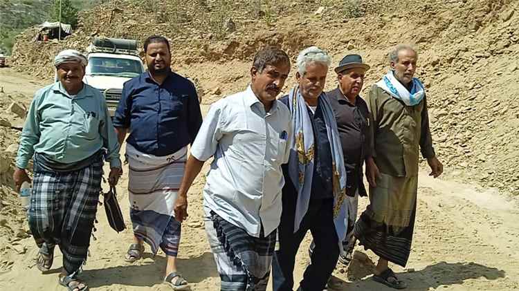 مدير عام رصُد يتفقد مشروع طريق يافع الاستراتيجي ويشيد بتعاون الأهالي
