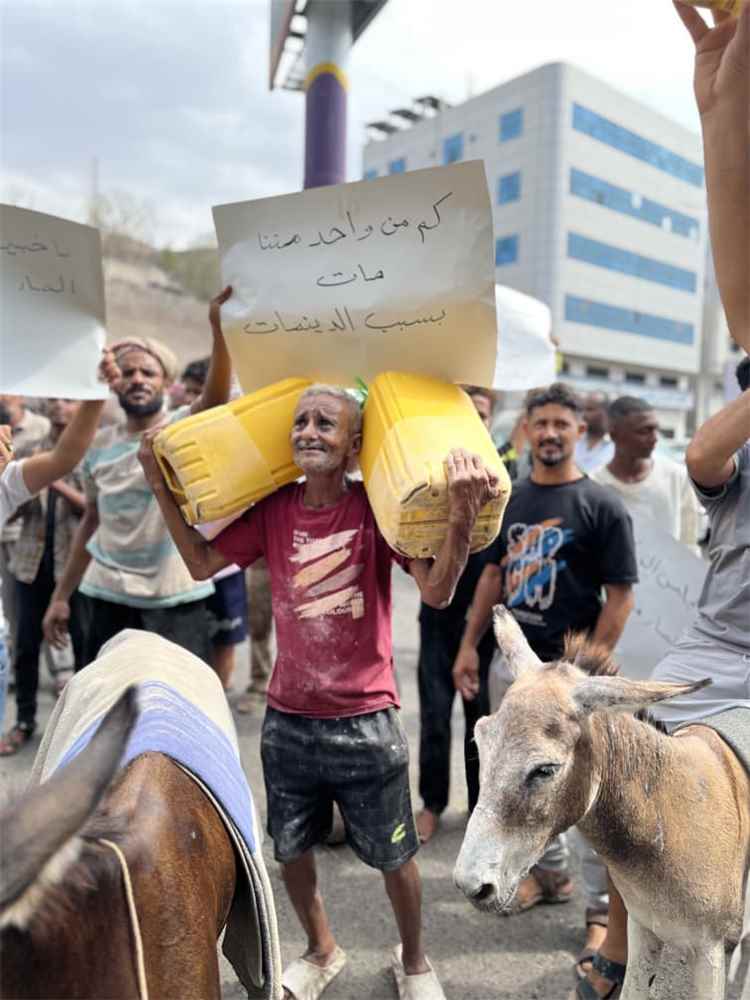 العشرات من أبناء شعب العيدروس ينفذون وقفة احتجاجية للمطالبة بتحسين خدمة المياه في كريتر