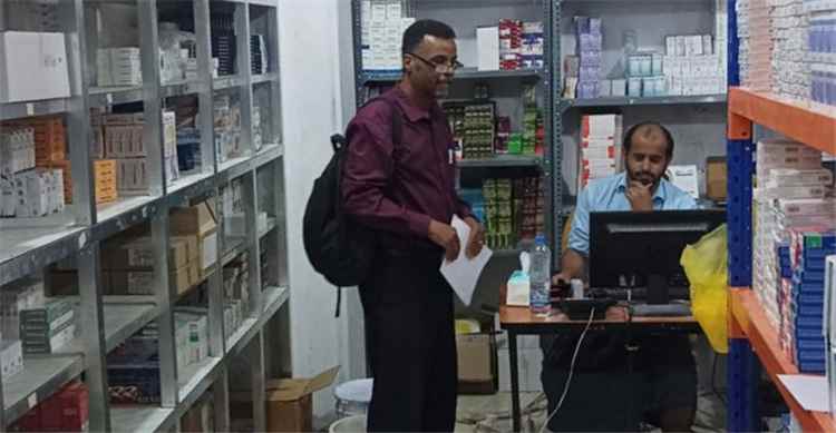 الصناعة والتجارة والصحة تنفذان حملة رقابية مشتركة على الصيداليات في المستشفيات بمدينة عتق