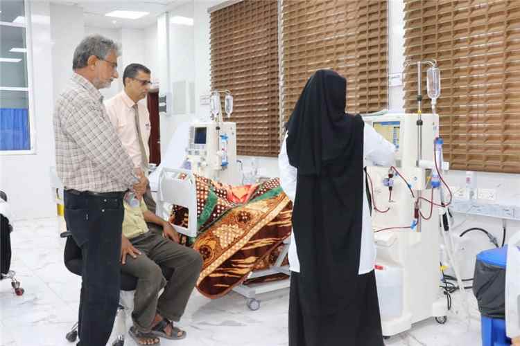 مدير عام مكتب الصحة بلحج يتفقد مركز الغسيل الكلوي في مستشفى ابن خلدون العام بلحج