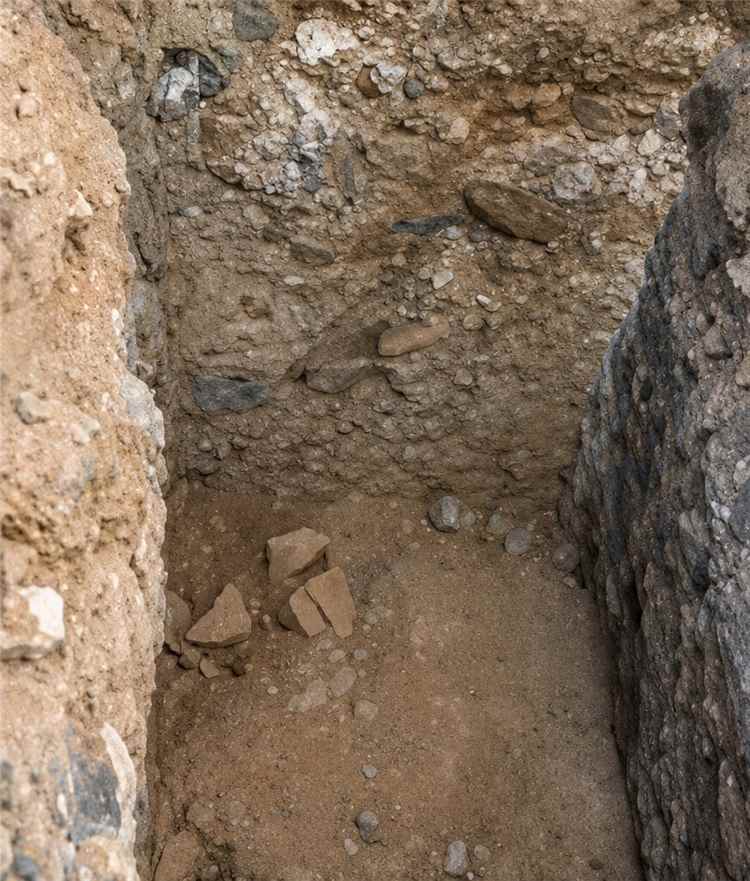 مجهولون ينبشون مقبرة أثرية في إب