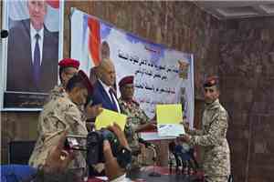 السلطة المحلية ومحور تعز يكرّمان 120 خريجاً من كلية الطيران والدفاع الجوي