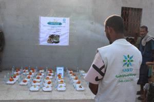 منظمة عبير توزع 100 وجبة غذائية للأسر الأشد فقرًا في منطقة قلوعة بئر عيشة بالبريقة