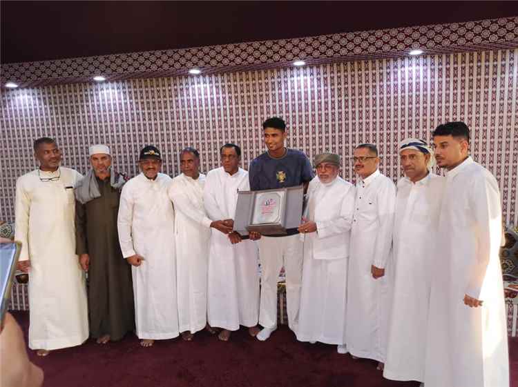 بحضور المستشار الكاف.. الدوعني باعشر يكرّم حارس منتخبنا الوطني محمد أمان