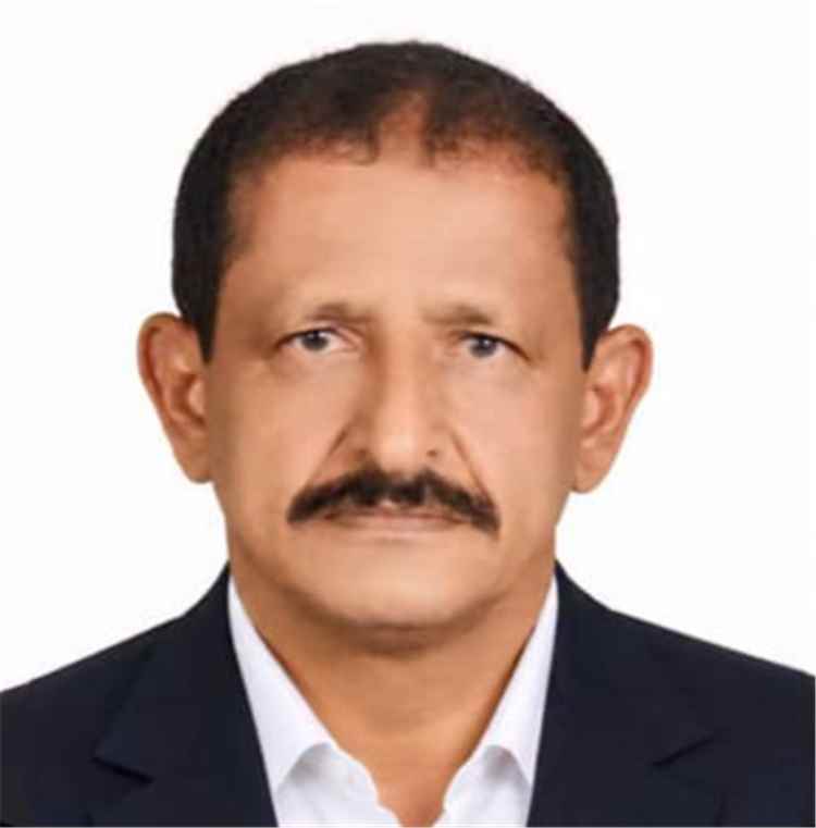 مدير كهرباء المنطقة الوسطى يهنئ عباس علي الزامكي بمناسبة تكليفه مديرًا عامًا لمديرية مودية