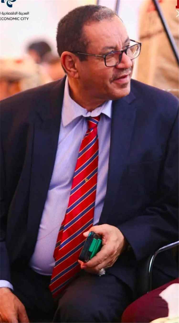 رجل الأعمال الشيخ كمال بن شعيلة يهنئ الرائد خالد بلعيدي بمناسبة تعيينه قائداً لوحدة حماية الأراضي بأبين