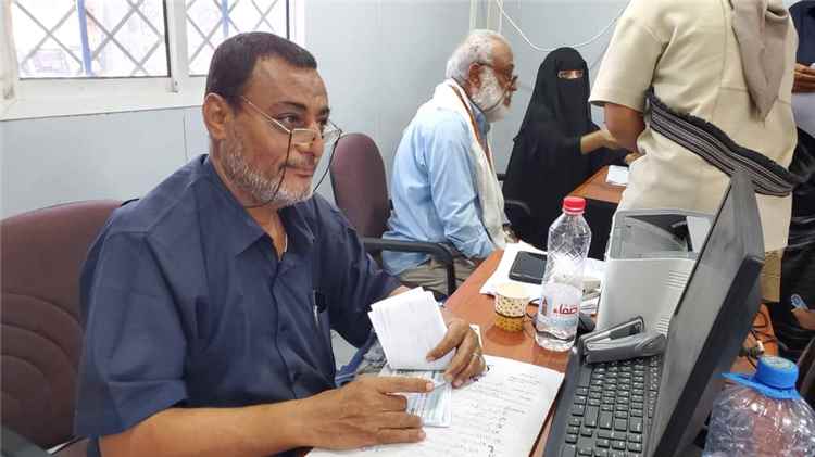 عدن: تدشين توزيع المساعدات الإنسانية للأسر النازحة في مديرية التواهي