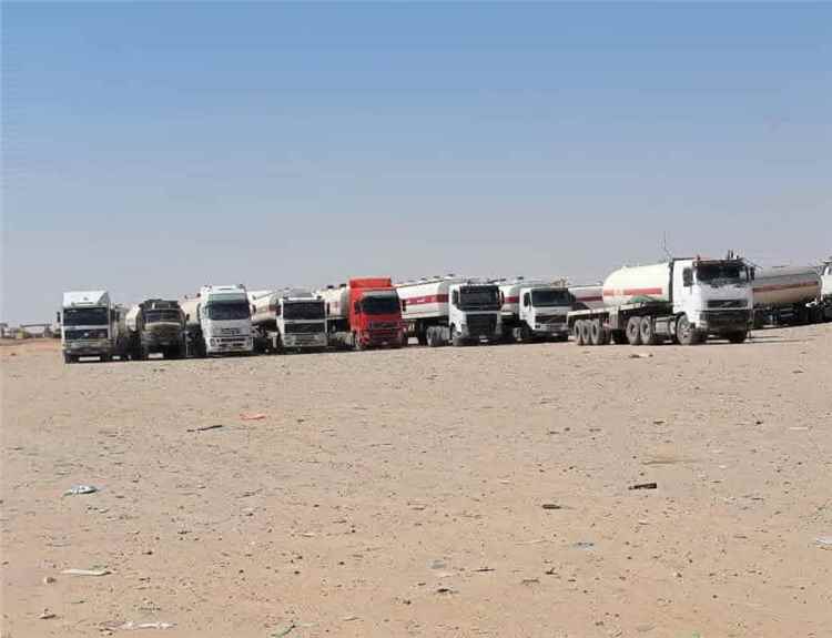 انفراجة في أزمة الوقود بين مأرب وشبوة بإطلاق المقطورات المحتجزة