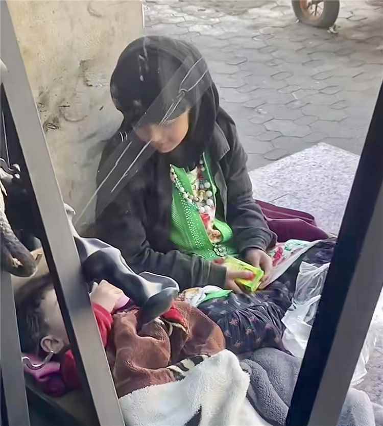 على عتبات الرصيف.. حين تغفو الطفولة فوق كرتون بارد وتحت وطأة الجوع