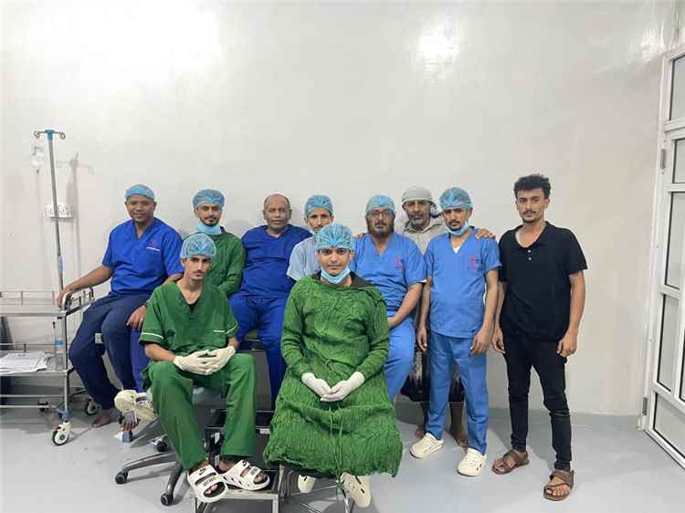 مخيم العيون المجاني في لحج يختتم أعماله بـ634 عملية جراحية وأكثر من 3 آلاف معاينة