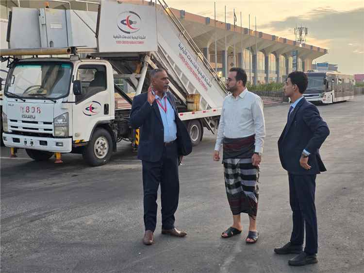 وزير الخدمة المدنية يتفقد سير العمل بمطار عدن الدولي عقب القصف الحوثي على المدينة