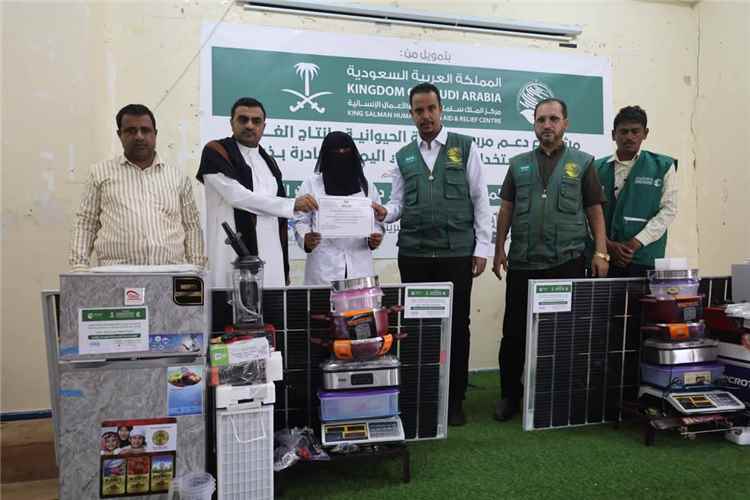 السقطري يدشن توزيع منحة أدوات المهنة  لـ 75 مستفيدة من دورة صناعة مشتقات الألبان بمحافظة أرخبيل سقطرى