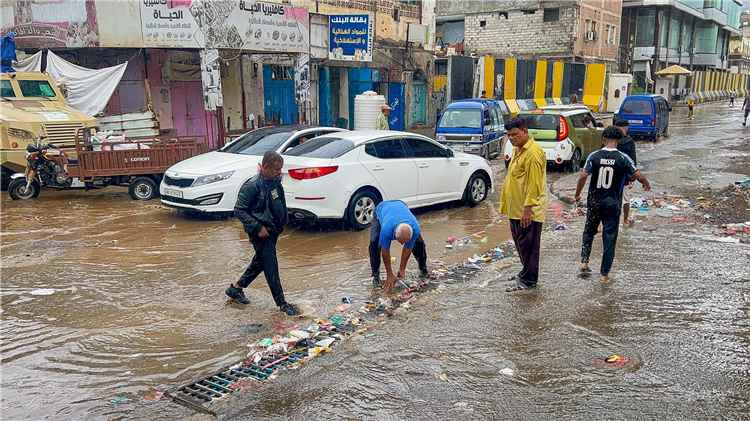 تنفيذ أعمال شفط مياه الأمطار ورفع المخلفات في مديرية صيرة