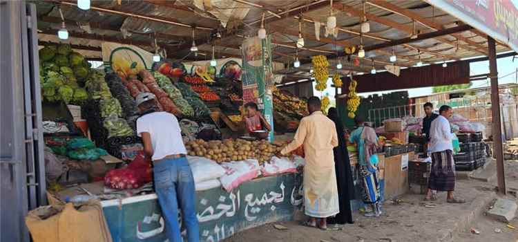نهب المتاجر ونزوح السكان يشلّان أسواق المخا.. تراجع الحركة التجارية بنحو 80%