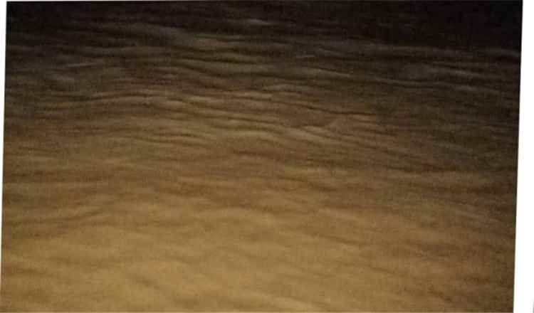 سيول جارفة تتدفق في وادي أحور وتقطع الطريق الدولي بين حضرموت وعدن