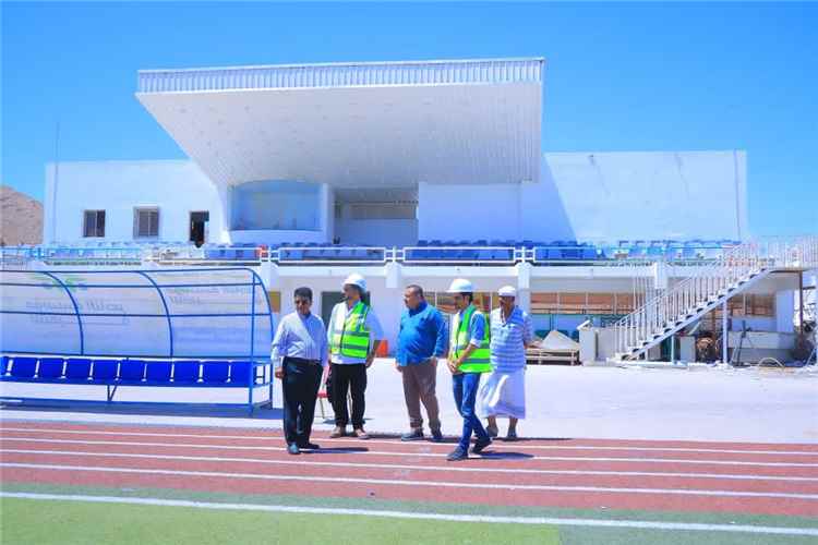 بمواصفات عالمية.. استكمال فرش العشب الصناعي وتواصل تأهيل مدرجات ملعب "بارادم" بالمكلا