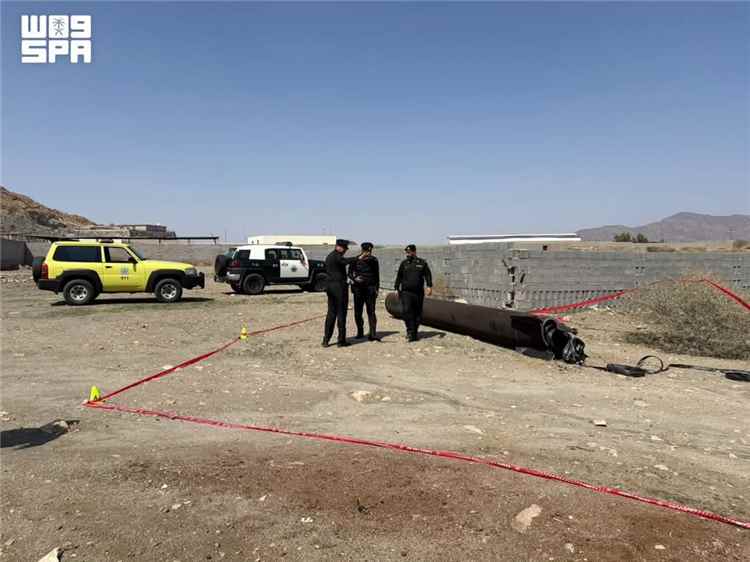سقوط شظايا جراء اعتراض صاروخين باليستيين أطلقتهما المليشيات الحوثية باتجاه منطقتي مكة المكرمة والمدينة المنورة