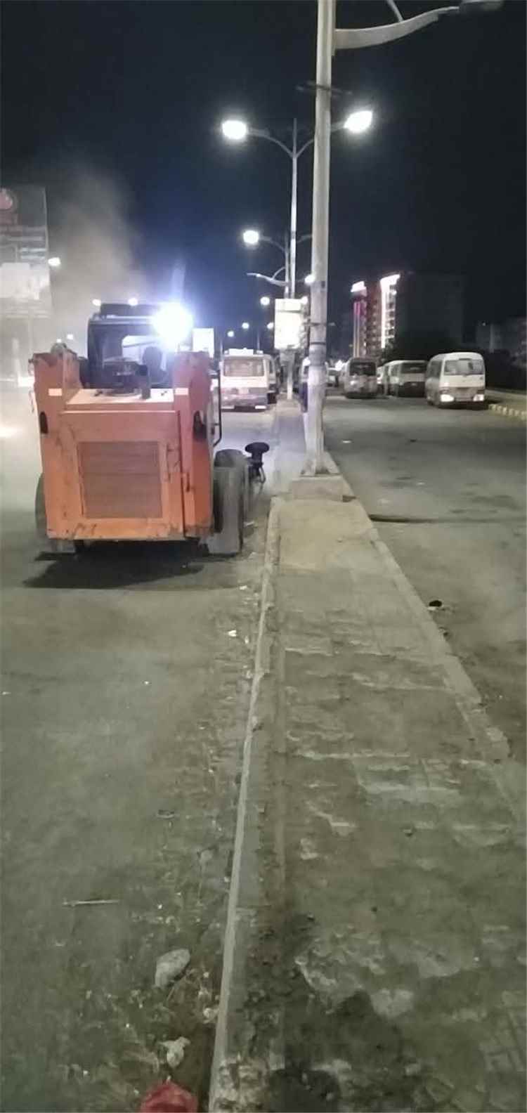 أعمال كنس آلية مكثفة في الشارع الرئيسي بالغار الأحمر