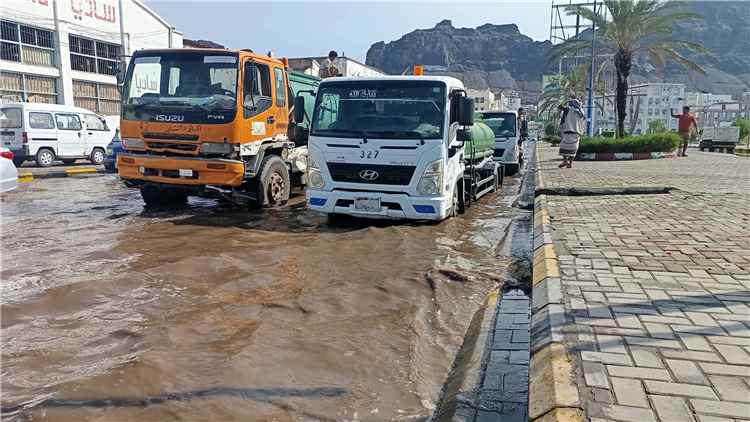 صندوق النظافة والتحسين بعدن يكثّف جهوده الميدانية لشفط مياه الأمطار من شوارع العاصمة