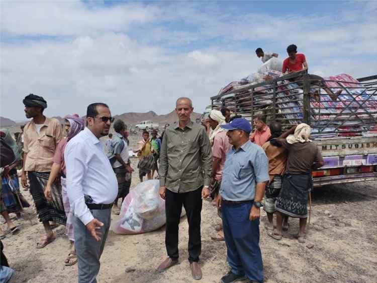 تسيير قافلة إغاثية غذائية وإيوائية للنازحين في وادي "شعبو" بمديرية المضاربة
