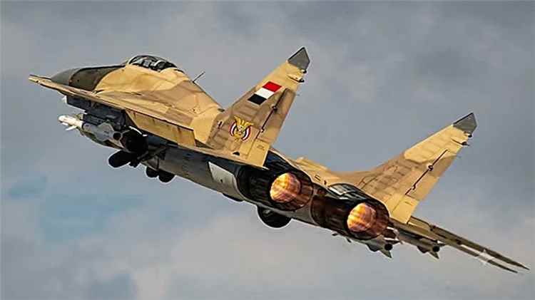 الطيران الحربي يضرب مواقع المليشيات الحوثية بتعز والقوات المسلحة والمقاومة الشعبية تتصدى لهجمات متفرقة في محيط المدينة