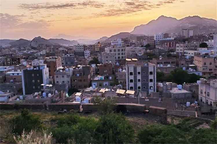 قصف مدفعي حوثي يستهدف قرى سكنية جنوب شرقي تعز وسط استمرار الحرب