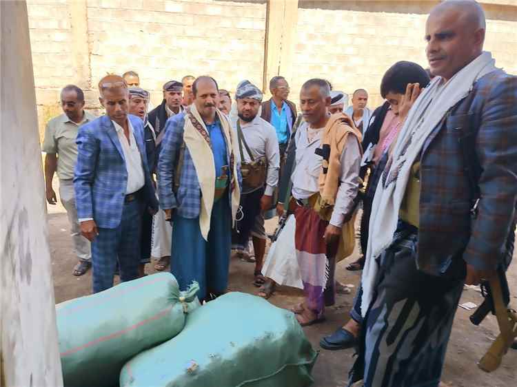 مدير عام التعزية وعقال الحارات يساندون أبطال الكتيبة السادسة بملابس شتوية